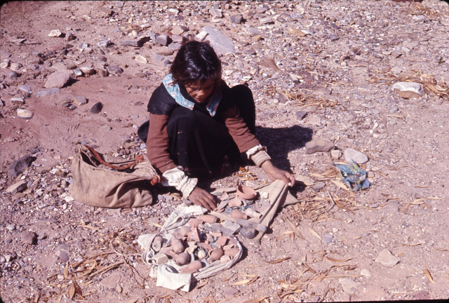 Solange Ory. Fonds Solange Ory (1927-2017) - Jordanie - Petra - Enfant déballant des objets. Fonds Solange Ory (1927-2017), Jordanie, Petra, 1974.